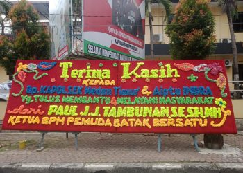 Apresiasi dituangkan dengan mengirimkan Papan bunga di depan Polsek Medan Timur pada Rabu (15/3/23)