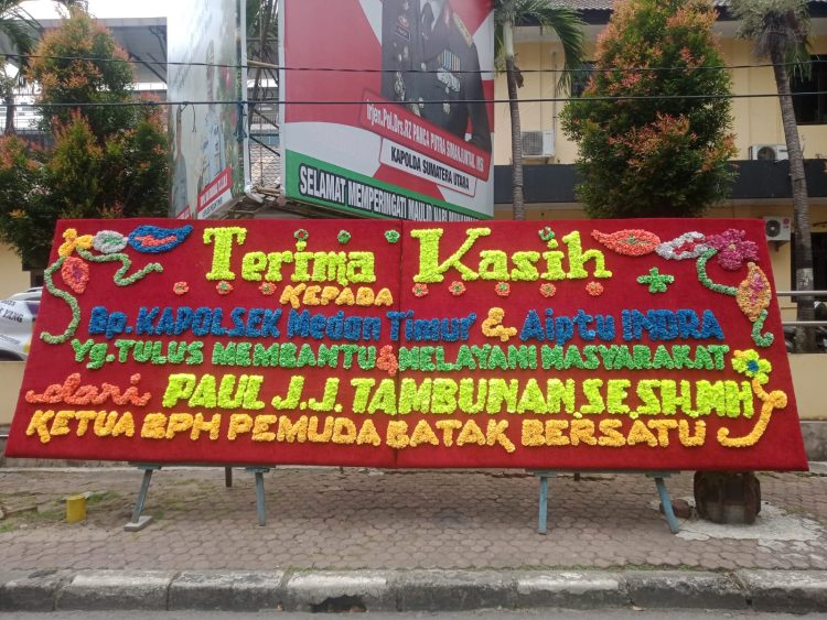 Apresiasi dituangkan dengan mengirimkan Papan bunga di depan Polsek Medan Timur pada Rabu (15/3/23)