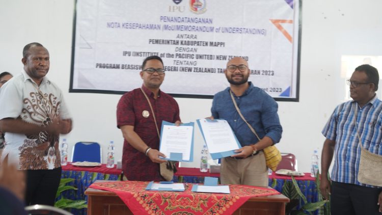 Memorandum Of Understanding (MoU) yang ditandatangi Penjabat Bupati Mappi, Michael Rooney Gomar, S.STP., M.Si dengan perwakilan IPU New Zealand, Dosen Senior (Senior Lecturer Internasional Business), and Senior Internasional Marketing Officer, yang juga selaku koordinator siswa/Siswi penerima beasiswa Pemerintah Provinsi Papua di New Zealand, Marveys Ayomi, BBS.,MMgt. pada Sabtu (11/3/2023)