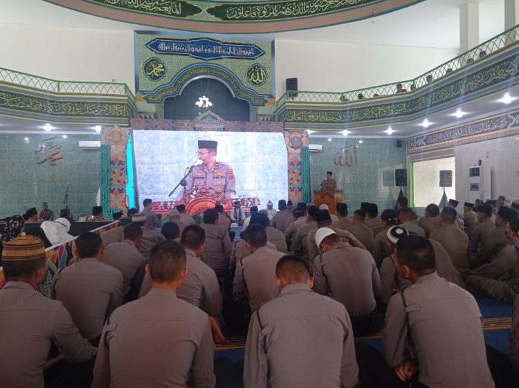 Kapolda Sumut Irjen Pol Drs RZ Panca Putra Sinanjuntak, MSi diwakili Wakapolda Sumut Brigjen Pol Jawari, SH, MH memberikan sambutan pada peringatan Isra' Mi'raj Nabi Muhammad SAW 1444 Hijriah, Kamis (16/3/23 ) di Mesjid Al- Hidayah Mapolda Sumut. (Foto Dok/ Polda Sumut)