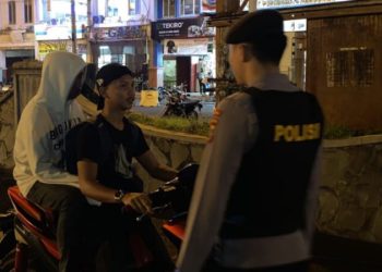 Personel Polresta Manado melakukan pemeriksaan kendaraan serta barang bawaan dan pembubaran kegiatan yang bersifat berkerumun yang berada di wilayah hukum Polresta Manado
