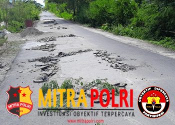 Ruas jalan provinsi Oekabiti – Oemoro (Amarasi) yang baru diperbaiki beberapa waktu lalu (TA 2022) rusak parah