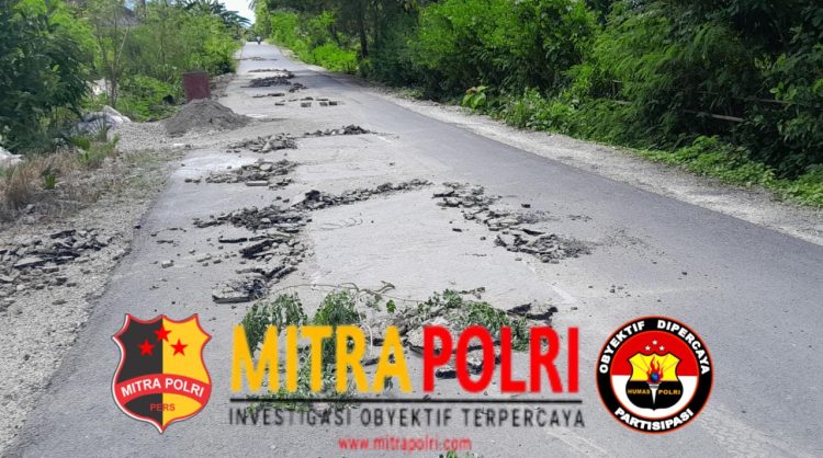 Ruas jalan provinsi Oekabiti – Oemoro (Amarasi) yang baru diperbaiki beberapa waktu lalu (TA 2022) rusak parah