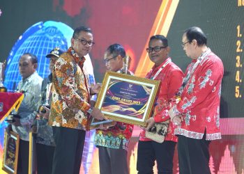 Penjabat Bupati Mappi, Michael R. Gomar, S.,STP, M.,Si menerima Piala dan piagam penghargaan Anggaran Pendapatan Belanja Daerah (APBD) Award 2023 dari Kementerian Dalam Negeri (Kemendagri) dalam kategori realisasi Peningakatan Pendapatan Asli Daerah (PAD)