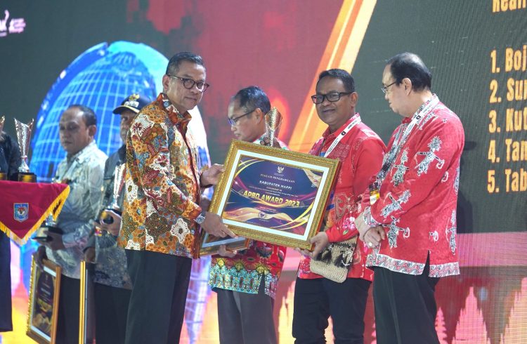 Penjabat Bupati Mappi, Michael R. Gomar, S.,STP, M.,Si menerima Piala dan piagam penghargaan Anggaran Pendapatan Belanja Daerah (APBD) Award 2023 dari Kementerian Dalam Negeri (Kemendagri) dalam kategori realisasi Peningakatan Pendapatan Asli Daerah (PAD)