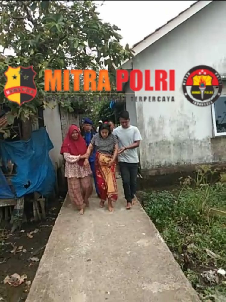 Pangkalan Sandar Upang Ditpolairud Polda Sumsel berikan bantuan 'Ambulance Apung Dulur Kito', guna mengevakuasi salah satu ibu yang hamil 8 bulan, Kamis (16/3/2023)