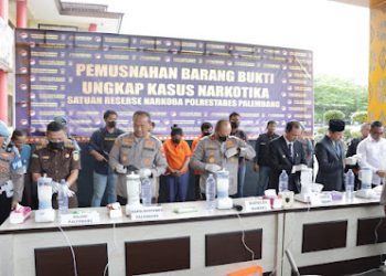 Kapolda Sumatera Selatan (Sumsel), Irjen Pol Albertus Rachmad Wibowo, didampingi Kapolrestabes Palembang, Kombes Pol Mokhamad Ngajib, menggelar Pemusnahan Barang Bukti ungkap kasus Narkotika Satuan Reserse Narkoba Polrestabes Palembang