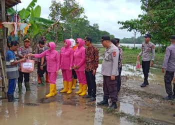 Kapolres Penukal Abab Lematang Ilir (PALI) Polda Sumsel, AKBP Khairu Nasrudin, S.I.K., M.H., dan Ketua Bhayangkari Cabang PALI, Ny. Hj. Ratna Khairu Nasrudin mengunjungi warga terdampak korban banjir di dua desa