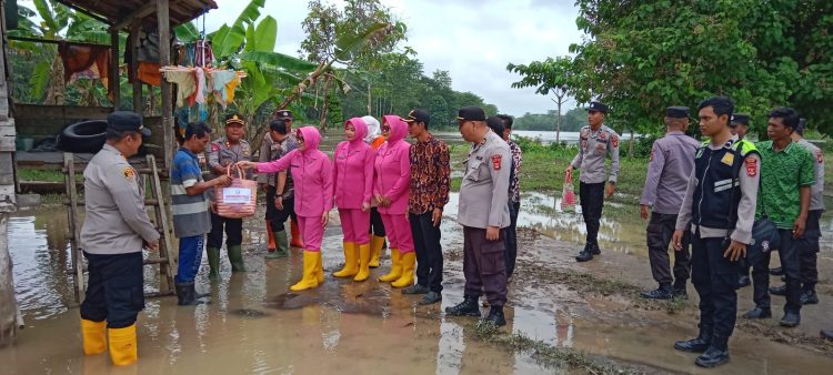 Kapolres Penukal Abab Lematang Ilir (PALI) Polda Sumsel, AKBP Khairu Nasrudin, S.I.K., M.H., dan Ketua Bhayangkari Cabang PALI, Ny. Hj. Ratna Khairu Nasrudin mengunjungi warga terdampak korban banjir di dua desa