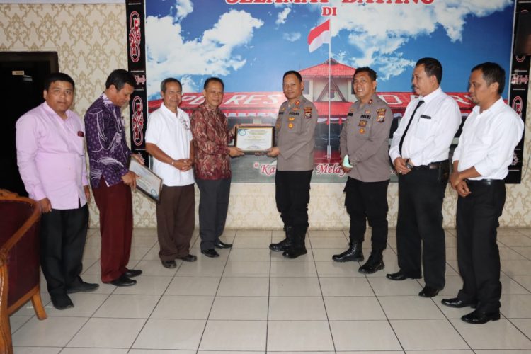 Kapolres Dairi AKBP Wahyudi Rahman, SH, S.I.K, MM Terima apresiasi dan Piagam Penghargaan Atas pengamanan KKR (Kebaktian Kebangunan Rohani) Terbuka Bagi Pemuda dan Pelajar Se-Kabupaten Dairi