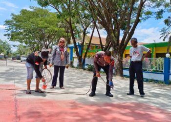 Personel Sat Lantas Polres Sidrap bekerjasama Dinas Perhubungan lakukan pengecetan Jalan di depan Paud Negeri Percontohan, Kamis (16/03/2023).
