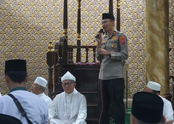 Wakapolda Sumut, Brigjen Pol Drs. Jawari, S.H. M.H. beri sambutan saat laksanakan safari subuh di Masjid As Saadah Jalan Sembilang Nomor I Belawan Bahagia Kota Medan, Jumat (17/3/23). (Foto Dok/ Polda Sumut)
