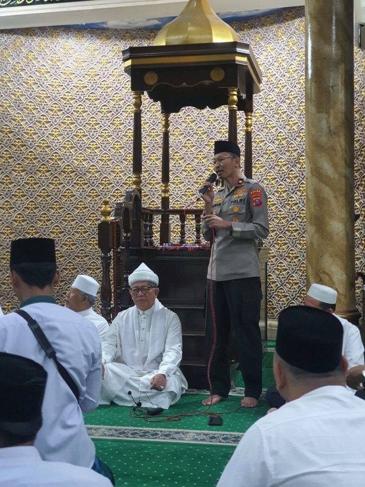 Wakapolda Sumut, Brigjen Pol Drs. Jawari, S.H. M.H. beri sambutan saat laksanakan safari subuh di Masjid As Saadah Jalan Sembilang Nomor I Belawan Bahagia Kota Medan, Jumat (17/3/23). (Foto Dok/ Polda Sumut)