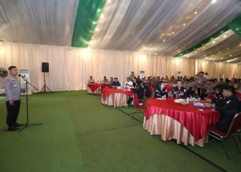 Kabid Humas Polda Sumut, Kombes Pol Hadi Wahyudi memberi arahan pada acara seminar public speaking, konten kreatif dan rapat kerja teknis (Rakernis) Tahun 2023 di Aula Resto Budaya, Jumat (17/3/23). (Foto Dok/ Polda Sumut)