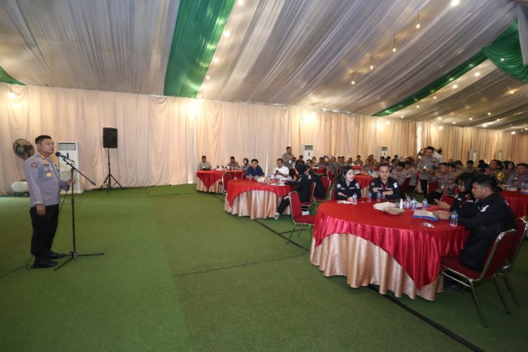 Kabid Humas Polda Sumut, Kombes Pol Hadi Wahyudi memberi arahan pada acara seminar public speaking, konten kreatif dan rapat kerja teknis (Rakernis) Tahun 2023 di Aula Resto Budaya, Jumat (17/3/23). (Foto Dok/ Polda Sumut)