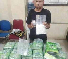 HS (36) warga Aceh ditangkap di parkiran hotel, Jalan Gatot Subroto, Kecamatan Medan Sunggal karena kedapatan membawa  sabu seberat 50 Kg. (Foto Dok/ Polda Sumut)