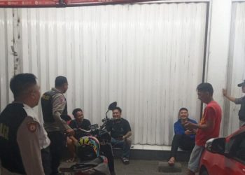 Personel Polsek Wanea Polresta Manado melalui KRYD (Kegiatan Rutin Yang Ditingkatkan) dengan sambangi warga yang sedang menongkrong, Kamis (16/03/2023) Malam