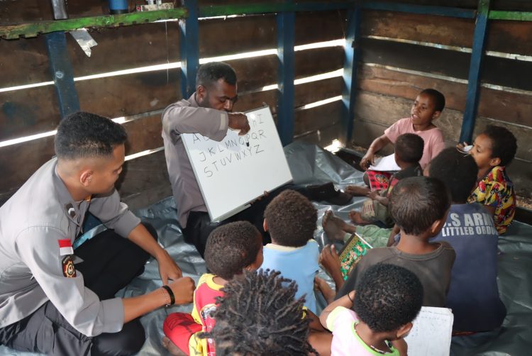 Binmas Noken terus mengajarkan menghafal dan mengeja huruf kepada anak-anak di Asrama Yalimo, Jalan Bhayangkara Wamena, Jumat (17/03/23)