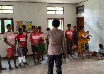 Satuan Binmas Polres Sarmi menggelar kegiatan literasi program memberantas buta aksara bertempat di Asrama Pelajar Kampung Burgena, Kabupaten Sarmi