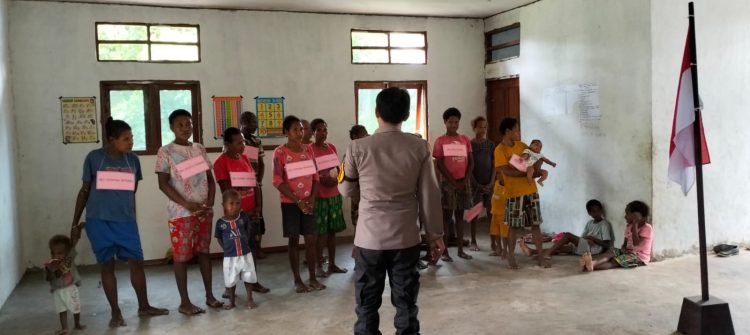 Satuan Binmas Polres Sarmi menggelar kegiatan literasi program memberantas buta aksara bertempat di Asrama Pelajar Kampung Burgena, Kabupaten Sarmi