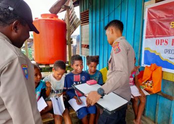 Satgas Binmas Ops Rasaka Cartenz 2023 wilayah Pegunungan Bintang Kembali laksanakan program Si Ipar (Polisi Pi Ajar) di Jl. Aldom Distrik oksibil dalam rangka mengedukasi anak – anak binaan