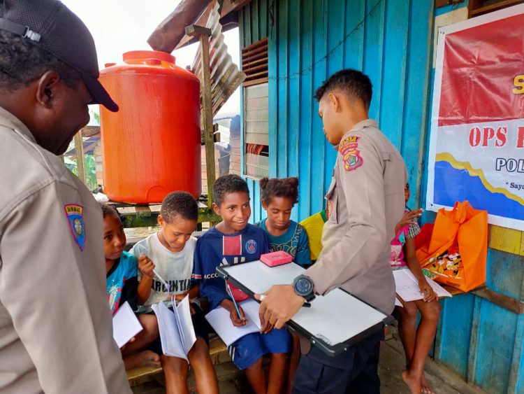 Satgas Binmas Ops Rasaka Cartenz 2023 wilayah Pegunungan Bintang Kembali laksanakan program Si Ipar (Polisi Pi Ajar) di Jl. Aldom Distrik oksibil dalam rangka mengedukasi anak – anak binaan