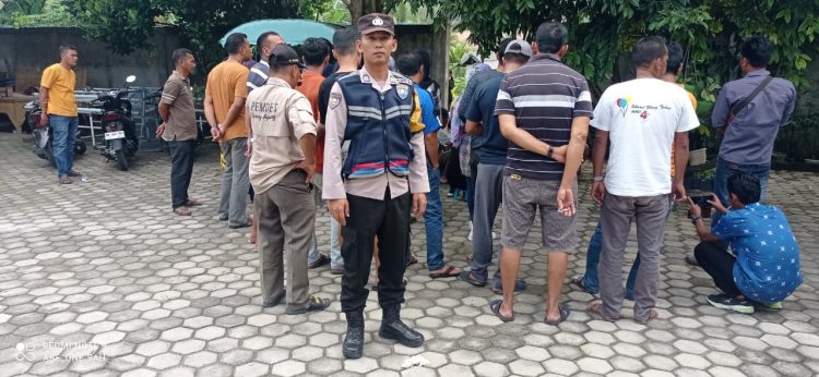 Anggota Polsek Penukal Abab, melaksanakan giat pengamanan kepada Jejak Si Gundul yang sedang melakukan Syuting