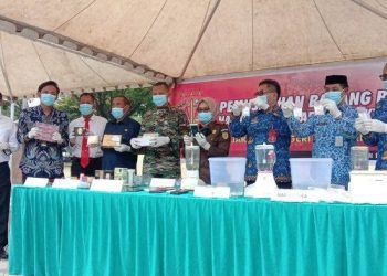 Kejaksaan Negeri (Kejari) Sidrap memusnahkan barang bukti sabu dan kosmetik ilegal di dihalaman kantor Kejari Sidrap