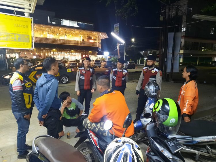 Dit Samapta Polda Sumsel beserta Sat Sabhara Polres jajaran, mengedepankan Dialogis saat melakukan penggelaran personil di lapangan, baik pada saat melaksanakan kegiatan Patroli maupun penanganan massa Unjuk Rasa