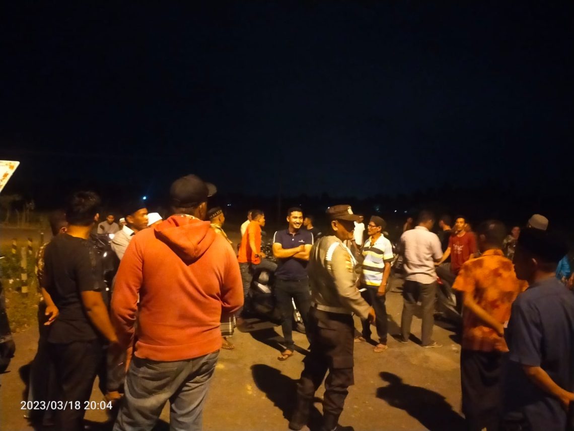 Masyarakat Kecamatan Paya Bakong, Kabupaten Aceh Utara, mendemo PT Pema Global Energi (PGE) di Cluster IV Gampong Tutong, Kecamatan Matang Kuli