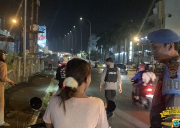 Polresta Manado kembali melaksanakan KRYD (kegiatan rutin yang ditingkatkan) dengan aksi humanis mengajak para pengemudi kendaraan bermotor atau roda empat agar tertib dalam berlalu lintas
