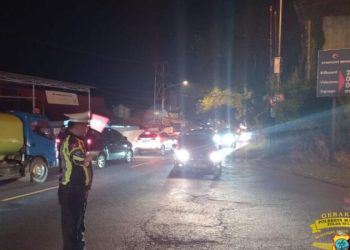 Personel Polresta Manado melakukan Silau Mata (siaga lampu biru di keramaian kota) pada pada jam-jam yang dianggap rawan terjadinya gangguan Kamtibmas