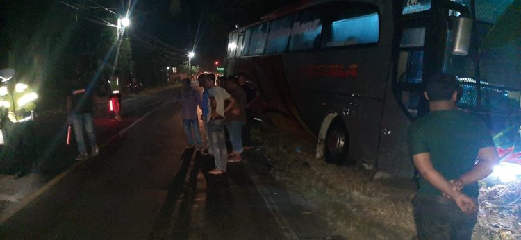 Polantas Lhokseumawe turun ke Tempat Kejadian Perkara (TKP) kecelakaan lalu lintas di jalan lintas Medan - Banda Aceh tepatnya di Desa Cot Seurani, Kecamatan Muara Batu