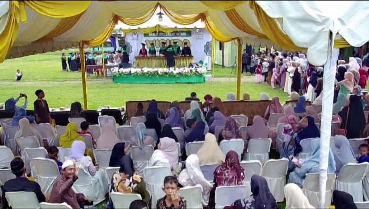 Dayah Darul Aitami, melaksanakan wisuda terhadap 76 santri angkatan ke-III Tahun Ajaran 2022-2023 yang dilaksanakan di Komplek Dayah setempat