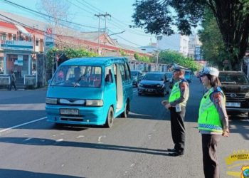 Personel Satuan Lalu Lintas Polresta Manado melaksanakan kegiatan pengaturan Penjagaan, pengawalan dan patroli, guna terciptanya keamanan, ketertiban dan kelancaran arus lalu lintas