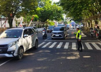 Personel Polresta Manado melaksanakan Pos Cakalang ( Polisi cegah Kemacetan dan Pelanggaran), Sabtu (18/3/2023)