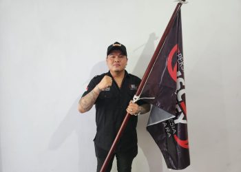 Ketua Harian Putra Crazy saat memegang pataka PDJI