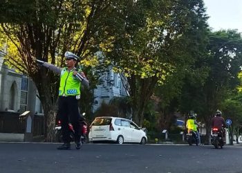 Personel Satuan Lalu Lintas Polresta Manado melaksanakan pengaturan, penjagaan, pengawalan dan patroli (Turjawali) di setiap persimpangan jalan di wilayah hukum Polresta Manado