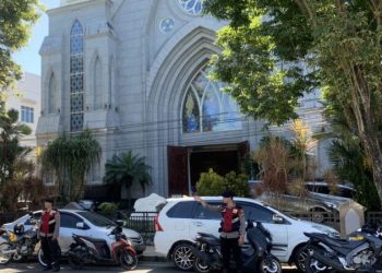 Personel Polresta Manado melakukan Paja Somat (polisi Jaga gereja dan Sholat Jumat) guna memberikan rasa aman saat umat kristiani saat melaksanakan ibadah minggu