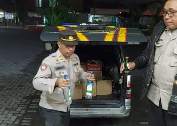 Ratusan Botol minuman keras diamankan Polsek Purwokerto Selatan Polresta Banyumas, Polda Jateng, pada operasi cipta kondisi dalam rangka menciptakan situasi yang aman dan kondusif di wilayah Kecamatan Purwokerto Selatan