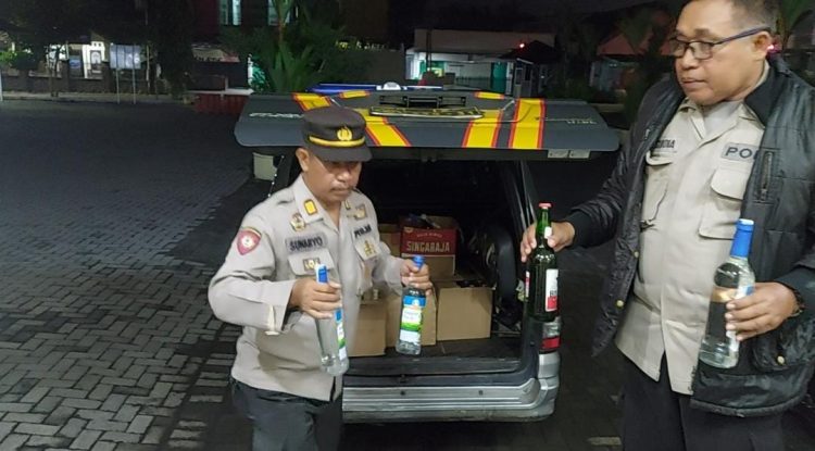 Ratusan Botol minuman keras diamankan Polsek Purwokerto Selatan Polresta Banyumas, Polda Jateng, pada operasi cipta kondisi dalam rangka menciptakan situasi yang aman dan kondusif di wilayah Kecamatan Purwokerto Selatan
