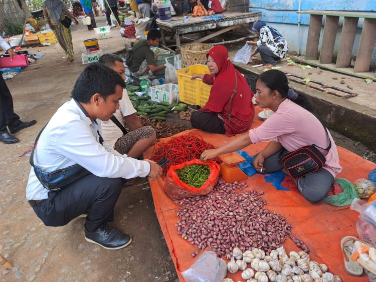Kegiatan di Pasar Kalangan Desa Raja Kecamatan Tanah Abang Kabupaten Penukal Abab Lematang Ilir Provinsi Sumatera Selatan, Senin (20/3/2023) sekira pukul 10.00 Wib.