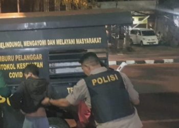 Personel Polsek Malalayang Polresta Manado berikan himbauan Kamtibmas terhadap para pemuda yang sedang nongkrong melalui Patroli Sikat Pemabuk Jalanan (Sibulan), Minggu (19/03/2022) Malam