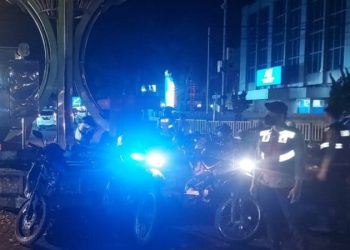 Personel Satuan Samapta Polresta Manado lakukan patroli Silau Mata (siaga lampu biru di Keramaian Kota) di wilayah yang rawan terjadi tindak kejahatan seperti di jalan-jalan sepi, Pertokoan, perumahan, pusat keramaian serta obyek vital