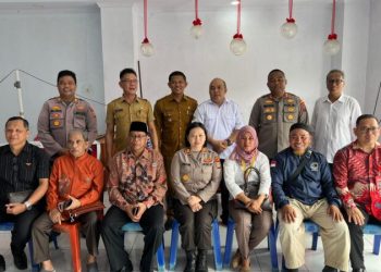 Personel Polresta Manado lakukan kegiatan dialog membahas penyelesaian permasalahan yang terjadi di Mesjid Al Falah Kelurahan Sindulang Satu