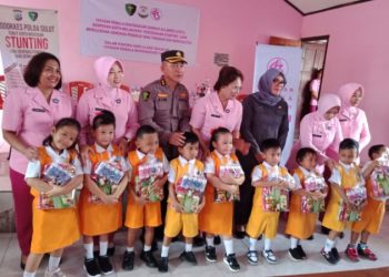 Kunjungan kerja yayasan Kemala Bhayangkari Daerah Sulawesi Utara di Sekolah TK Kemala Bhayangkari Kelurahan Wanea Lingkungan V dan Asrama Polisi Sario