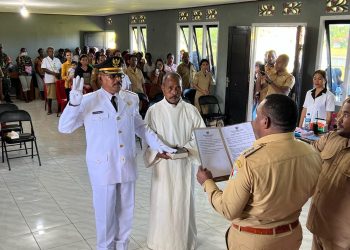 Bupati Kab. Boven Digoel Hengky Yaluwo, S.Sos melantik Paulus Dumatubun, S.Pd sebagai Kepala Distrik Definitif Distrik Kouh di Aula Distrik Kouh