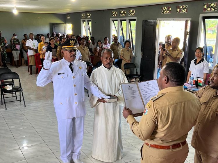 Bupati Kab. Boven Digoel Hengky Yaluwo, S.Sos melantik Paulus Dumatubun, S.Pd sebagai Kepala Distrik Definitif Distrik Kouh di Aula Distrik Kouh