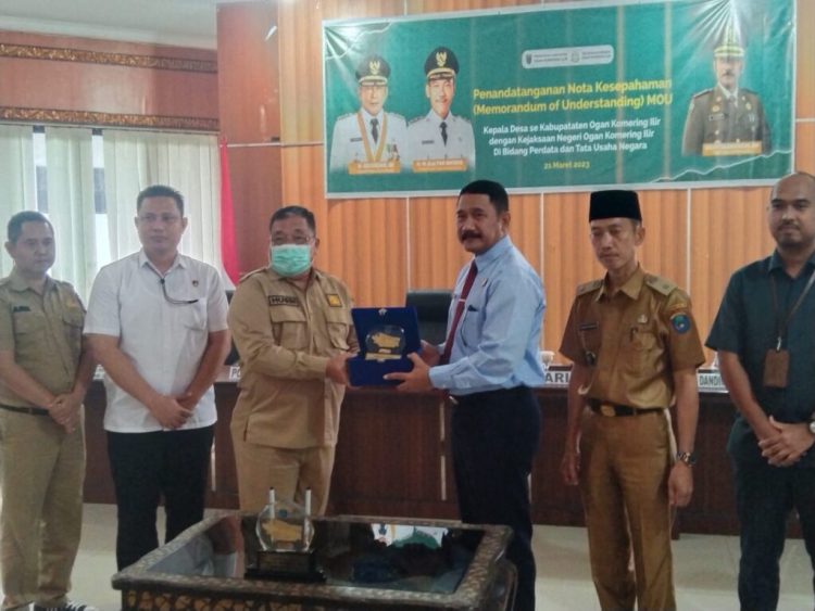 Kajari OKI pada acara penandatanganan kesepahaman antara kejaksaan negeri OKI dengan 314 kepala desa se Kabupaten OKI di Kantor Bupati OKI, Selasa, (21/3/23)