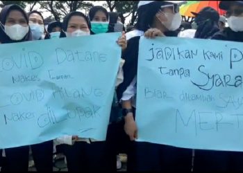 Ratusan TKS Sekabupaten Tanggamus berbondong bondong penuhi Lapangan hijau di depan Sekretariat kantor Bupati Kabupaten Tanggamus melakukan aksi (demonstrasi) damai dan Do'a bersama (Selasa, 21 Maret 2023)